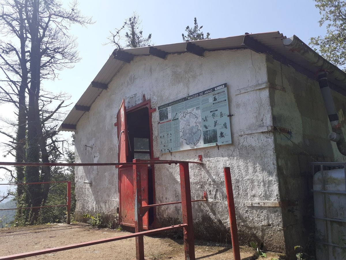 Discreta cumbre desde la que se contempla la fuerza del mar que a lo largo de millones de años ha esculpido nuestra costa, dejando al descubierto grandes tesoros fósiles