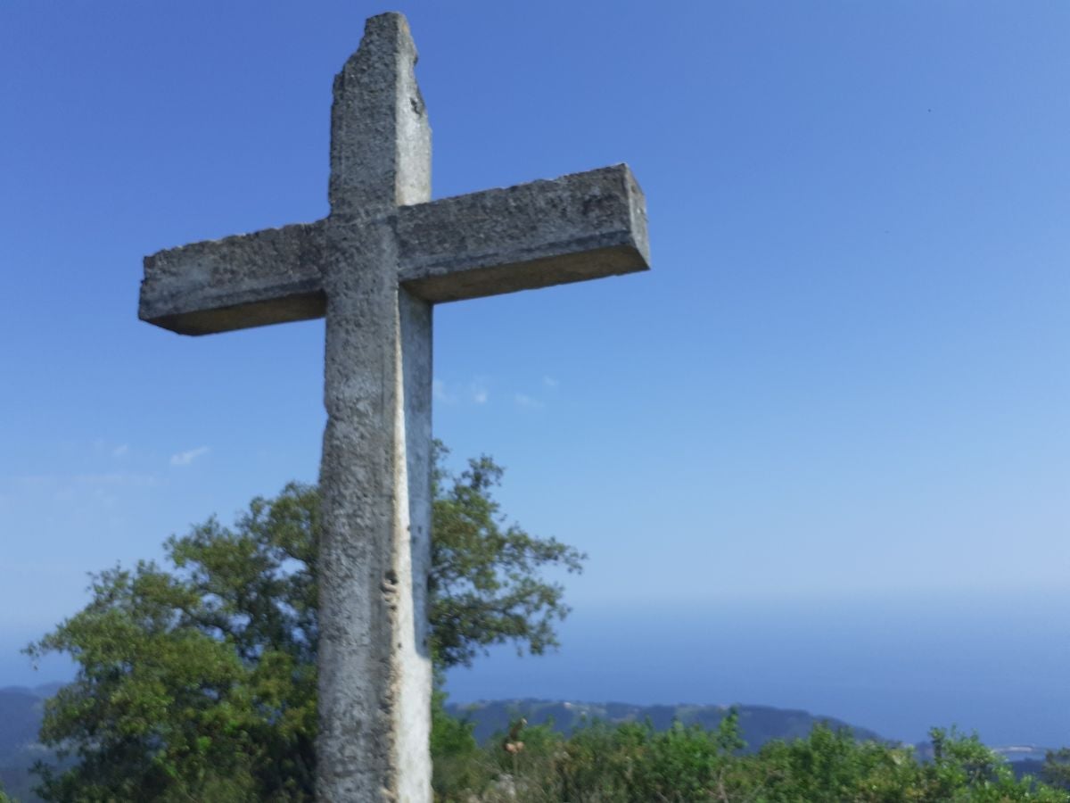 Discreta cumbre desde la que se contempla la fuerza del mar que a lo largo de millones de años ha esculpido nuestra costa, dejando al descubierto grandes tesoros fósiles