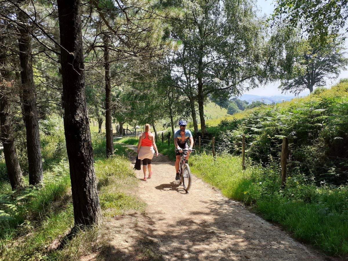 Discreta cumbre desde la que se contempla la fuerza del mar que a lo largo de millones de años ha esculpido nuestra costa, dejando al descubierto grandes tesoros fósiles