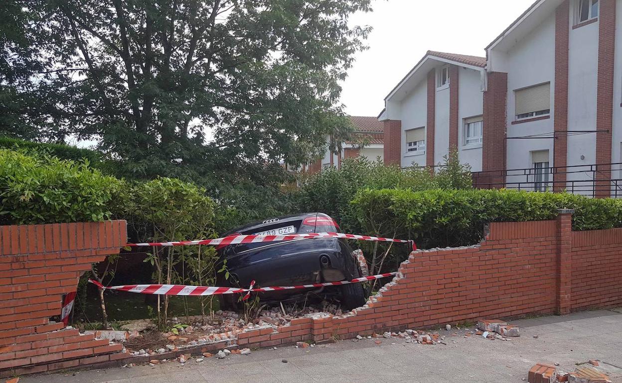 El coche ha terminado empotrado contra el muro.