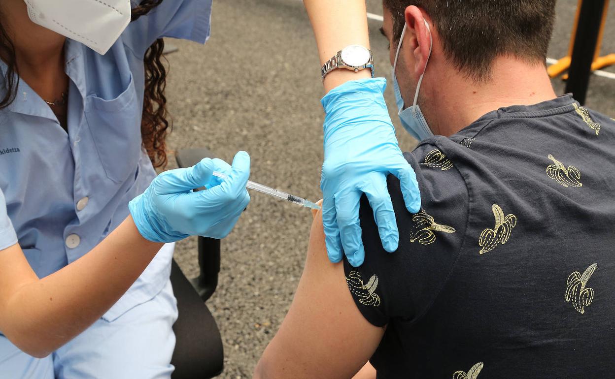 Osakidetza comienza a citar a los 252 adolescentes dependientes o con patologías de riesgo para vacunarles