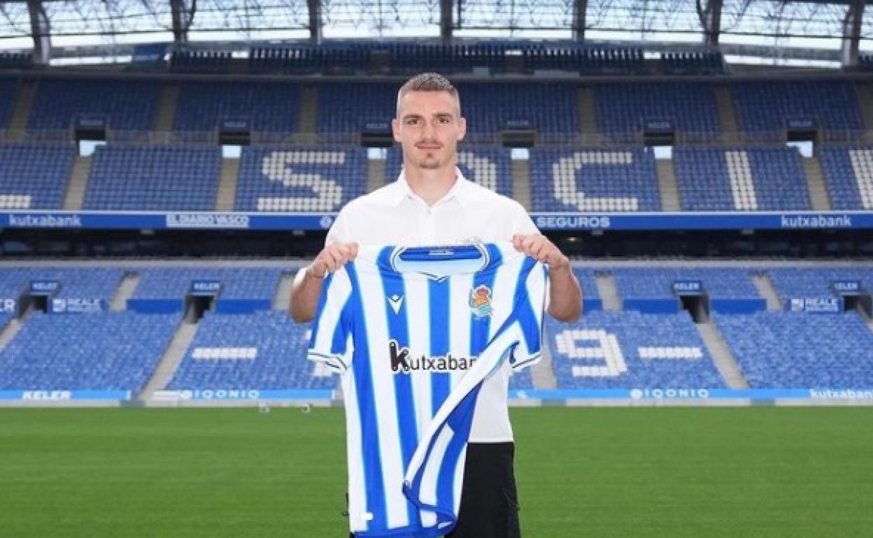 Peter Pokoný posa en el Reale Arena con su nueva camiseta.