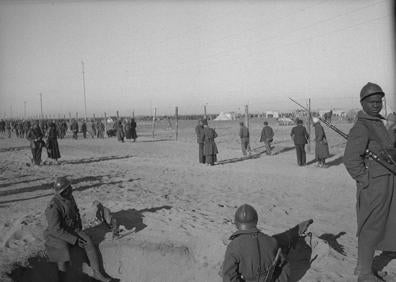Imagen secundaria 1 - El periodista Raymond Venker atraviesa el puente internacional de Irun hacia Hendaia, tras salvar a un bebé. Campo de concentración de Argelès-sur Mer. Refugiados vascos en París en el tren hacia Le Havre. 