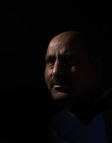 Imagen secundaria 2 - Una familia abandona su hogar del barrio Al-Amriyah en Alepo en 2013. Retratos de dos refugiados que se encuentran en Donostia.