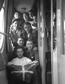 Imagen secundaria 2 - El periodista Raymond Venker atraviesa el puente internacional de Irun hacia Hendaia, tras salvar a un bebé. Campo de concentración de Argelès-sur Mer. Refugiados vascos en París en el tren hacia Le Havre. 