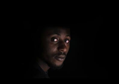 Imagen secundaria 1 - Una familia abandona su hogar del barrio Al-Amriyah en Alepo en 2013. Retratos de dos refugiados que se encuentran en Donostia.