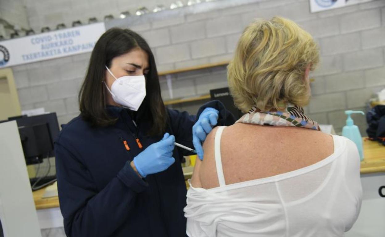 Coronavirus: Las mujeres sufren más efectos adversos por las vacunas contra el Covid que los hombres