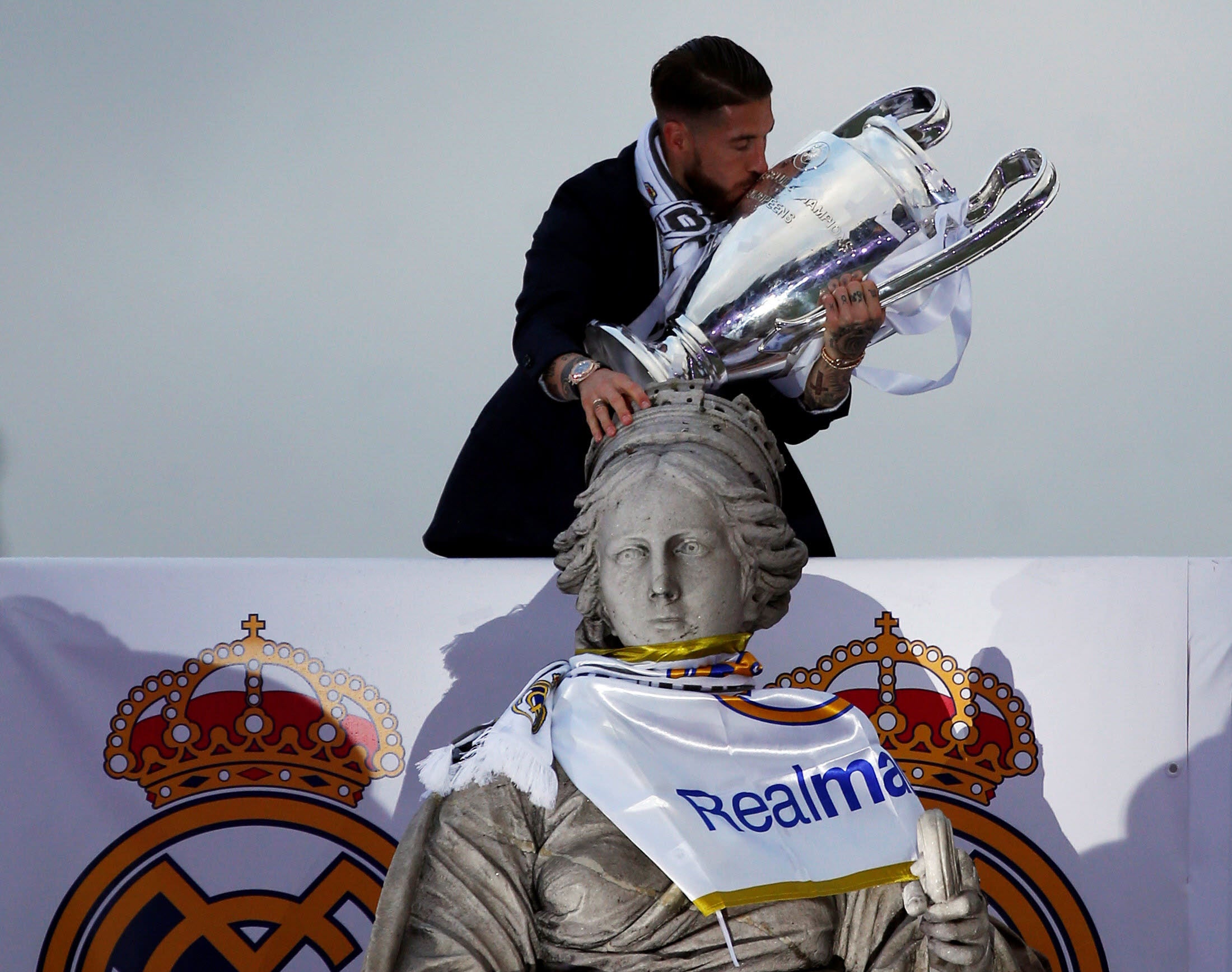 Año 2016. Sergio Ramos besa el trofeo de la Liga de Campeones durante el recibimiento al equipo en la madrileña Fuente de Cibeles.