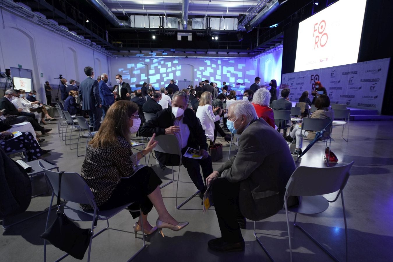 Los asistentes al foro charlan antes de las intervenciones