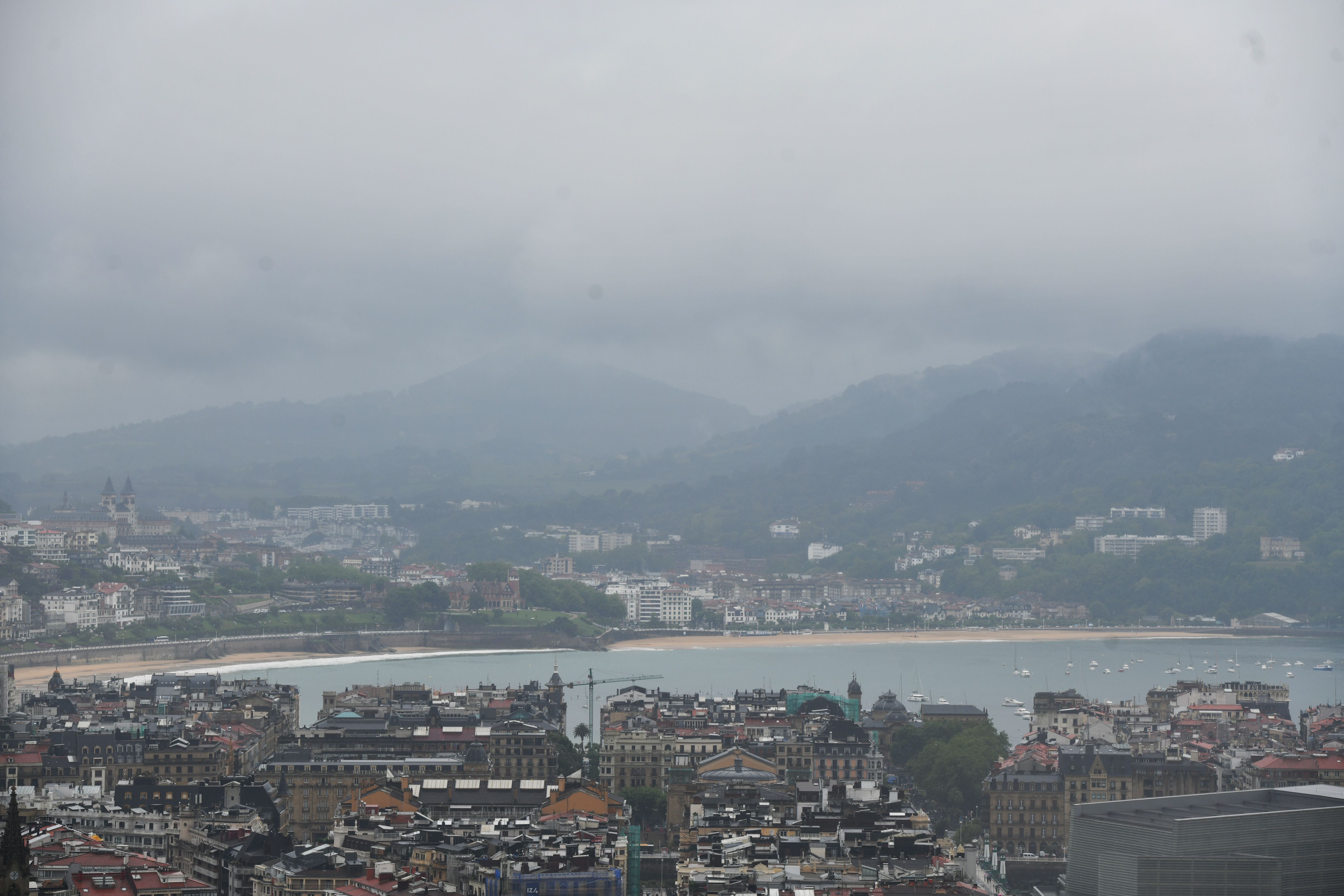El día de hoy ha tenido poco de veraniego. Se han impuesto las lluvias y las temperaturas más propias de otoño