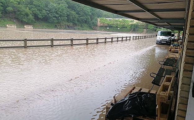 El patio de Arizmendi Ikastola de Eskoriatza quedó inundado. 