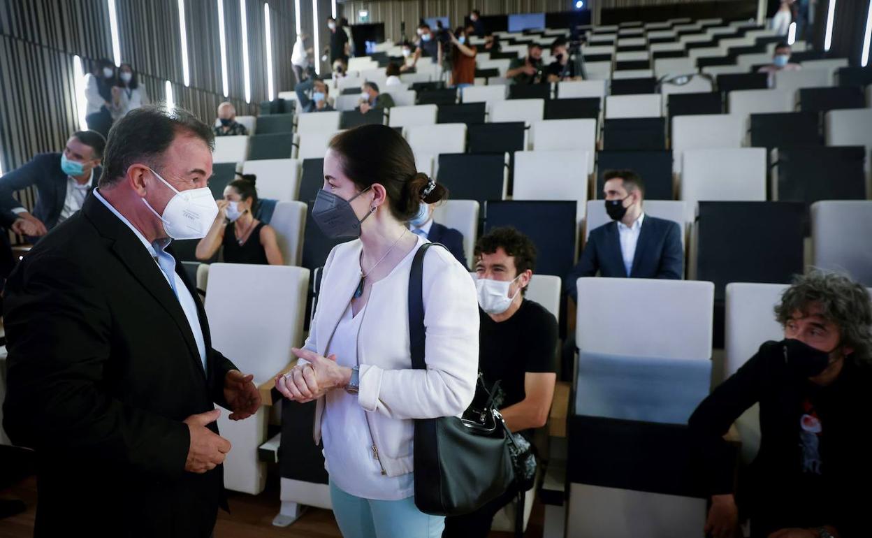 Los chefs Martín Berasategui y Elena Arzak conversan este jueves en San Sebastián. 