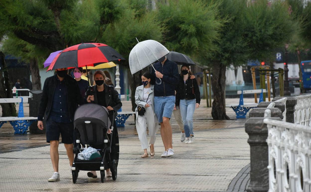 Los paraguas acompañan a los donostiarras deste este mediodía.