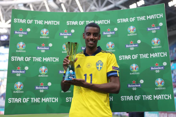 Alexander Isak posa con el trofeo de MVP del Suecia-Eslovaquia