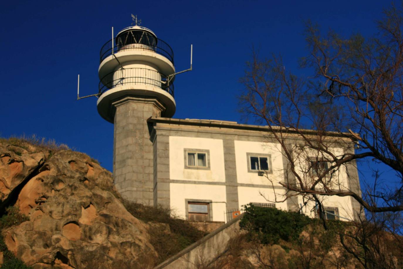 Faro del Ratón de Getaria. Está situado en un islote de la localidad que recibe su nombre del parecido de su silueta con este animal. También se le llama Monte de San Antón. Fue construido por Manuel Estibaus y se inauguró ell 10 de noviembre de 1863. Presenta una torre adosada al oeste y dispone de vestíbulo, sala de máquinas, despacho, baño, cocina y tres dormitorios.