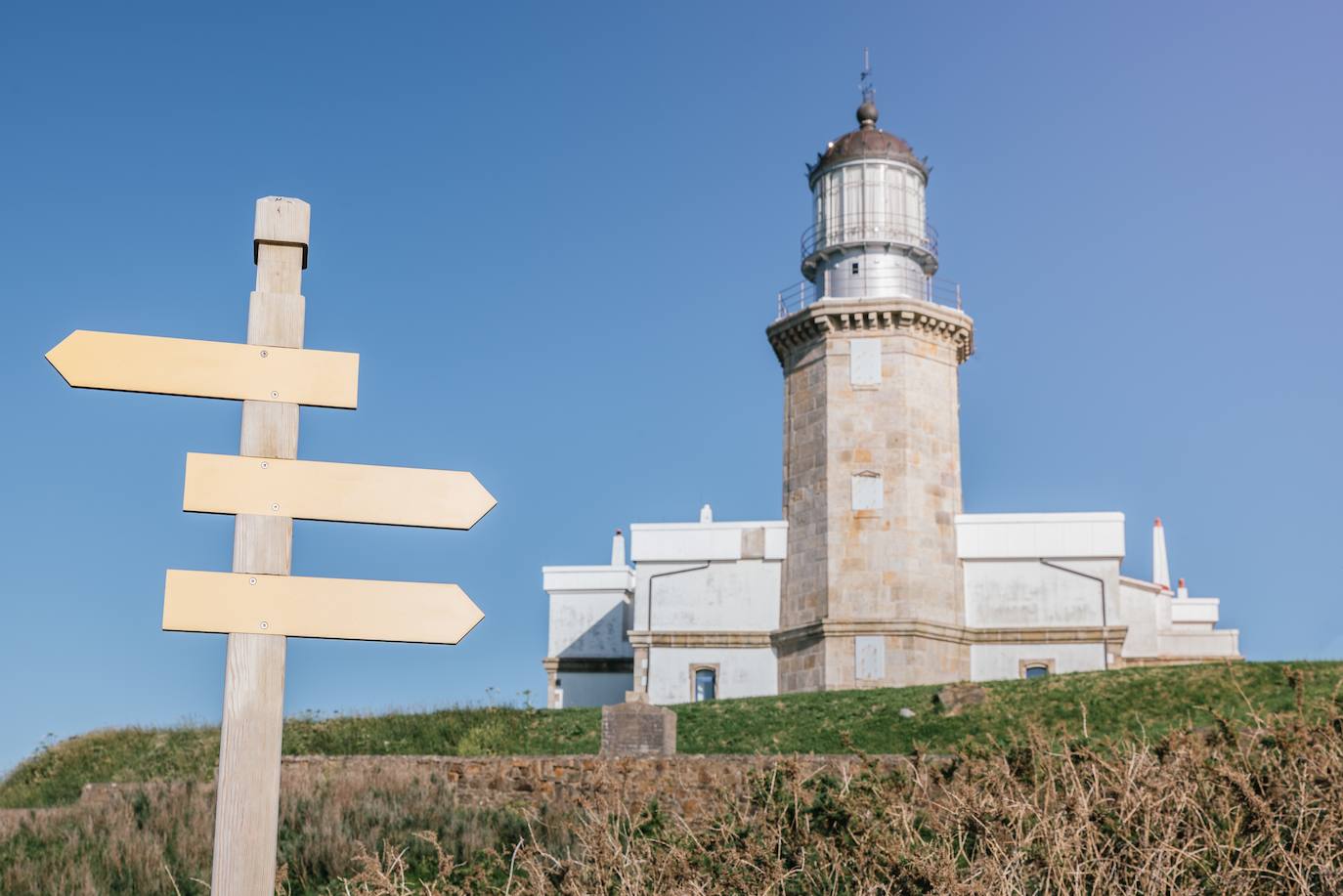 Faro de Matxitxako, en Bermeo. El viejo faro, del que sólo queda en pie la torre, se inauguró en 1852 y estuvo en funcionamiento hasta 1909. Fue obra del ingeniero Rafael De la Cerda.Se construyó con piedra sillar procedente de las canteras de Durangaldea. A 110 metros de la antigua edificación se sitúa el faro actual, que entró en funcionamiento cuando el otro se paró. Está compuesto por la casa de los torreros, los almacenes y el depósito de efectos.