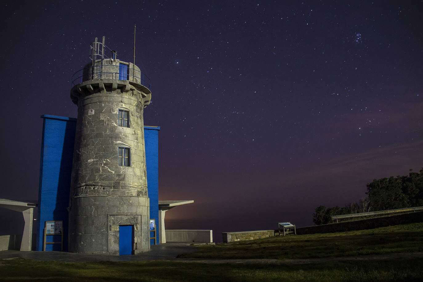 Faro de Matxitxako, en Bermeo. El viejo faro, del que sólo queda en pie la torre, se inauguró en 1852 y estuvo en funcionamiento hasta 1909. Fue obra del ingeniero Rafael De la Cerda.Se construyó con piedra sillar procedente de las canteras de Durangaldea. A 110 metros de la antigua edificación se sitúa el faro actual, que entró en funcionamiento cuando el otro se paró. Está compuesto por la casa de los torreros, los almacenes y el depósito de efectos.