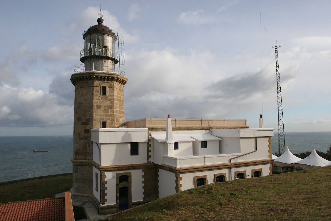 Faro de Matxitxako, en Bermeo. El viejo faro, del que sólo queda en pie la torre, se inauguró en 1852 y estuvo en funcionamiento hasta 1909. Fue obra del ingeniero Rafael De la Cerda.Se construyó con piedra sillar procedente de las canteras de Durangaldea. A 110 metros de la antigua edificación se sitúa el faro actual, que entró en funcionamiento cuando el otro se paró. Está compuesto por la casa de los torreros, los almacenes y el depósito de efectos.