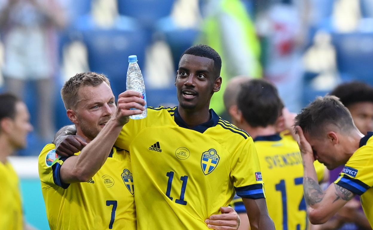 Alexander Isak celebra junto a Sebastian Larsson el triunfo de Suecia ante Eslovaquia.