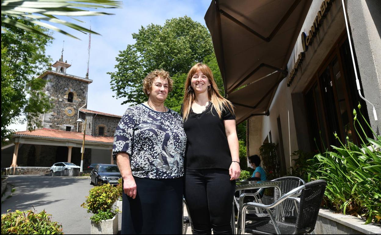 Maite y Lorea, ante su restaurante, Kantabria, junto al santuario de Arrate. 