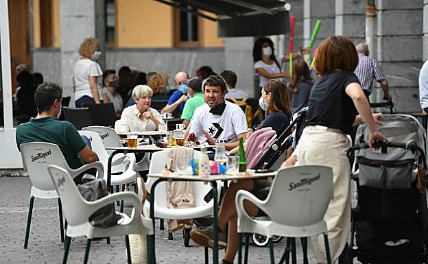 Acelerón hacia la normalidad: sin mascarilla en la calle y bares y sociedades hasta las 2