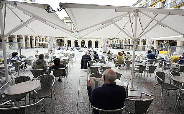 ¿Se pueden juntar dos mesas? ¿Puede abrir un bar antes de las 6.00 horas?