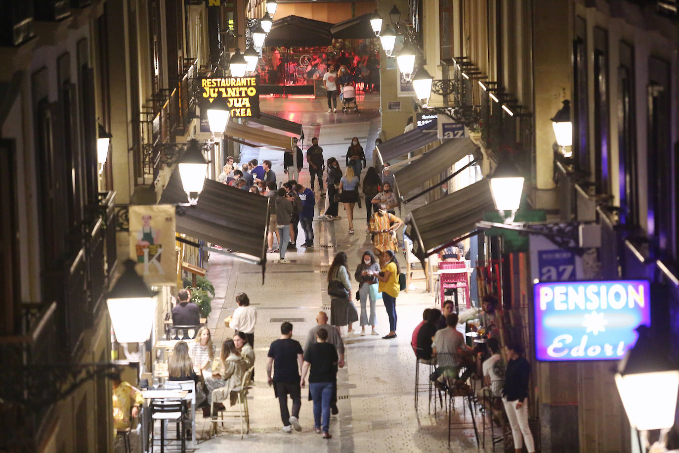 La primera noche en San Sebastián con horario hasta las 2.00 en los bares animó cenas en terrazas o en el interior de los bares con clientes concienciados con las normas, pero sin la necesidad de andar pendientes del reloj