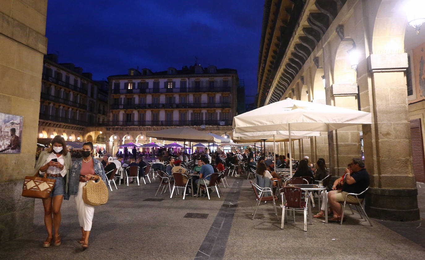 La primera noche en San Sebastián con horario hasta las 2.00 en los bares animó cenas en terrazas o en el interior de los bares con clientes concienciados con las normas, pero sin la necesidad de andar pendientes del reloj