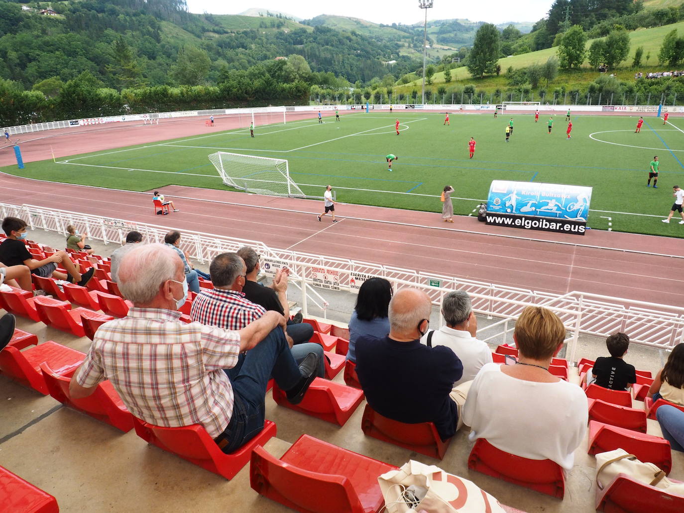 La primera noche en San Sebastián con horario hasta las 2.00 en los bares animó cenas en terrazas o en el interior de los bares con clientes concienciados con las normas, pero sin la necesidad de andar pendientes del reloj
