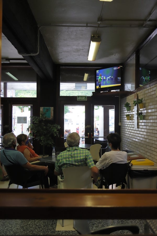 La ausencia de público en las gradas trasladó la fiesta a Amezketa y Bergara, donde familiares y amigos de Altuna y Rezusta vivieron con emoción el partido. 