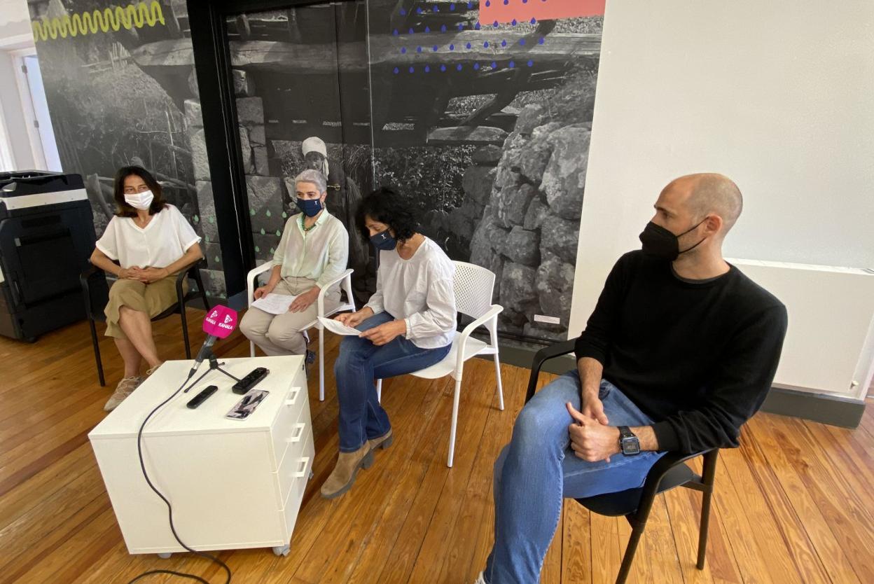 La alcaldesa Olatz Peon y Kristina Larrañaga, técnico del departamento, en Emari junto a los emprendedores Silvia e Ilazki. 