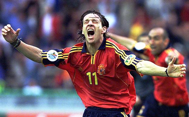 Alfonso celebra eufórico el gol que en el minuto 96 dio España el pase a cuartos en la Eurocopa de 2000. 