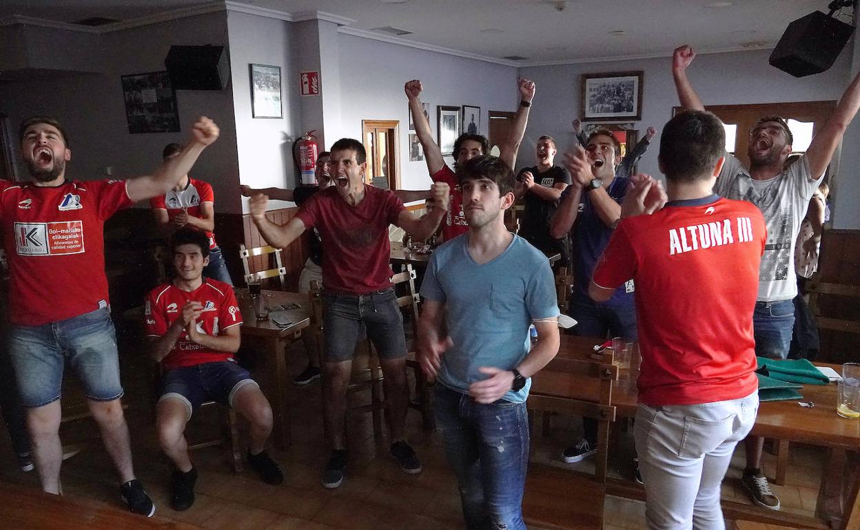 Ambiente. Los seguidorers de Altuna celebran su victoria en el bar Beartza de Amezketa, su localidad natal. 