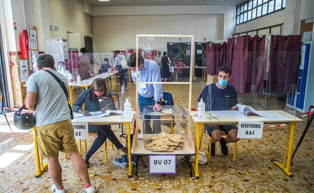 Un colegio electoral de Francia en los comicios de este domingo.