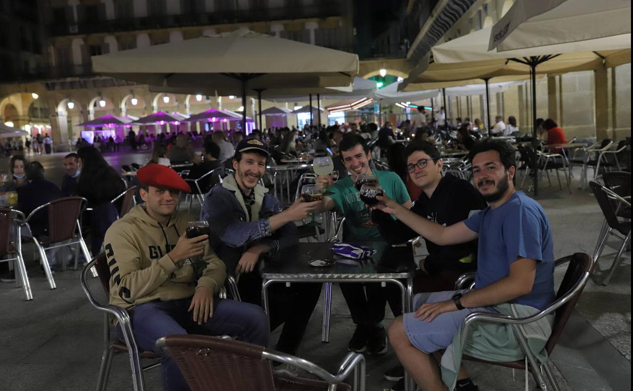 Un grupo de amigos en la terraza de un bar de la Plaza de la Constitución, en San Sebastián.