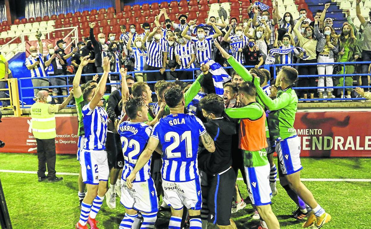 Los jugadores del Sanse celebran el ascenso tras apear al Algeciras. 