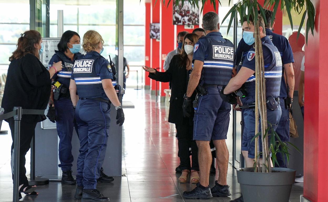 Varias mujeres hablar con la policía francesa, tras denegarles la vacuna. 
