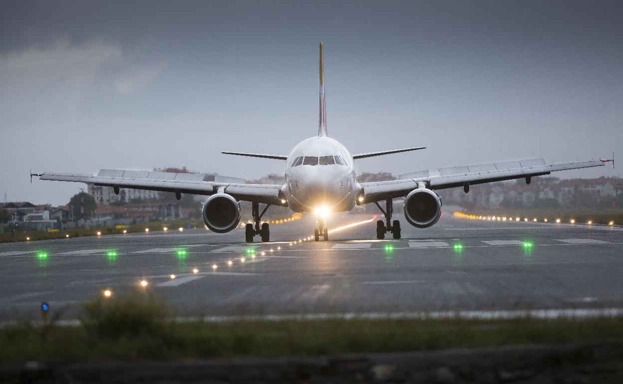 Un avión en la pista de aterrizaje del aeropuerto de Hondarribia. 