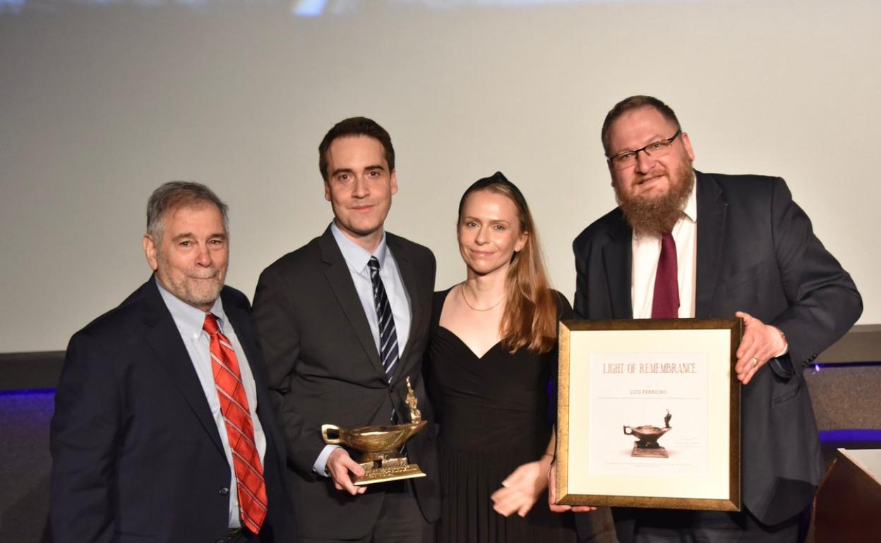 El director de la empresa donostiarra Musealia, Luis Ferreiro (segundo por la izquierda), con el galardón.