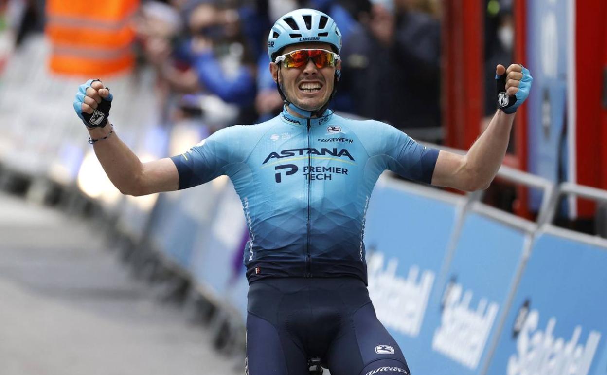 Alex Aranburu celebra su triunfo en la segunda etapa de la Itzulia.