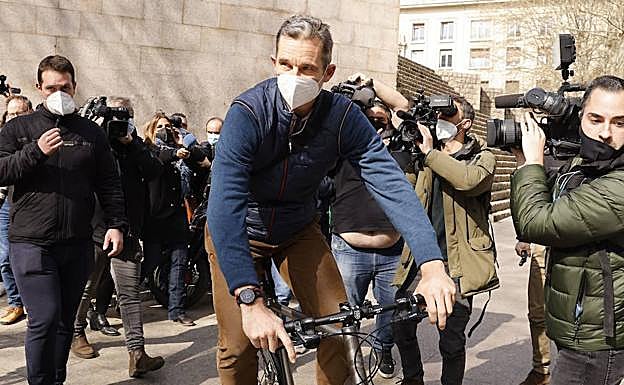 Iñaki Urdangarin a su llegada a su puesto de trabajo en el despacho vitoriano Imaz&Asociados. 