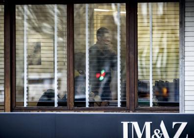 Imagen secundaria 1 - Arriba, Urdangarin junto a la cruz de Olárizu. Abajo, en su lugar de trabajo y a la salida del Hogar Don Orione, en Madrid, donde trabajó antes de trasladarse a Vitoria. 