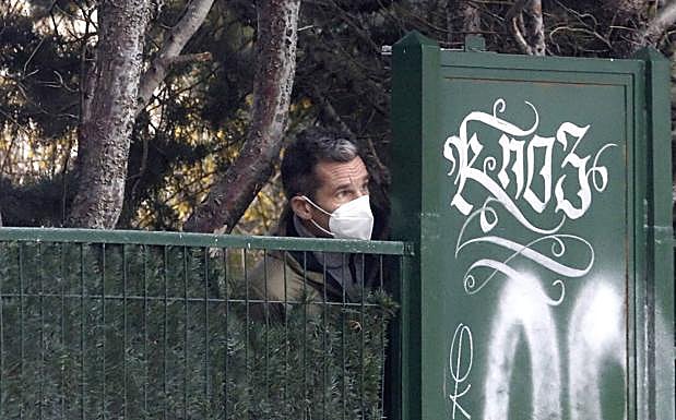 El exduque de Palma, en una de las puertas auxiliares de acceso a la urbanización donde reside su madre. 