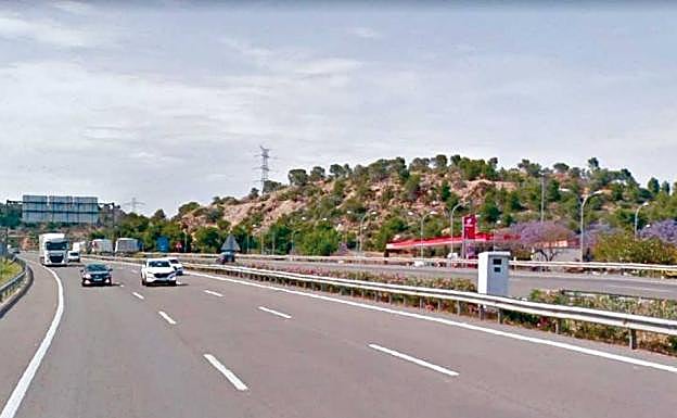 Imagen de archivo de una carretera en la que se encuentra un radar