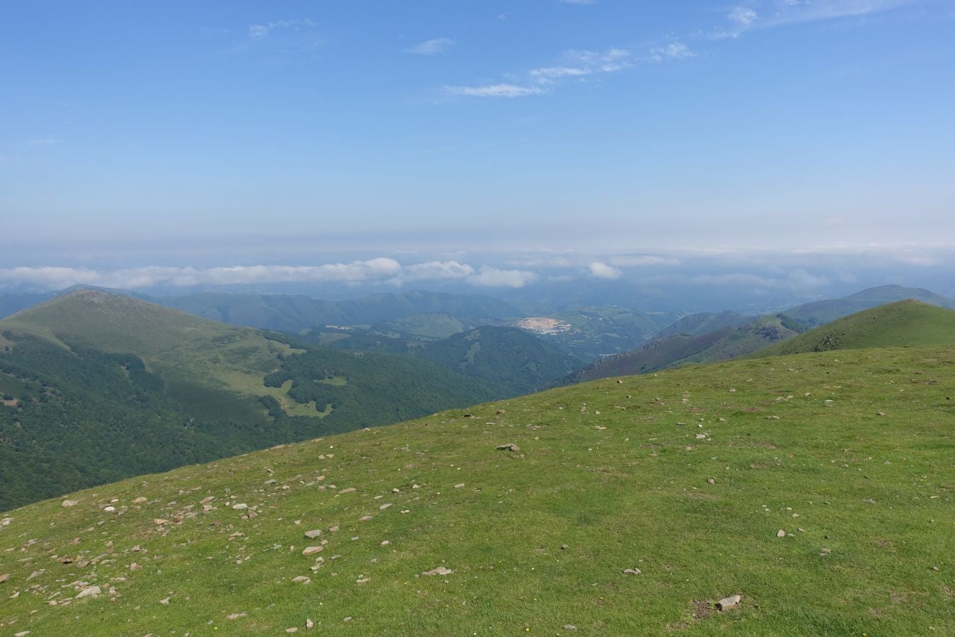 El monte más alto de Baztan, ese magnífico valle navarro con mucha historia, embarga a sus visitantes con su belleza inusitada
