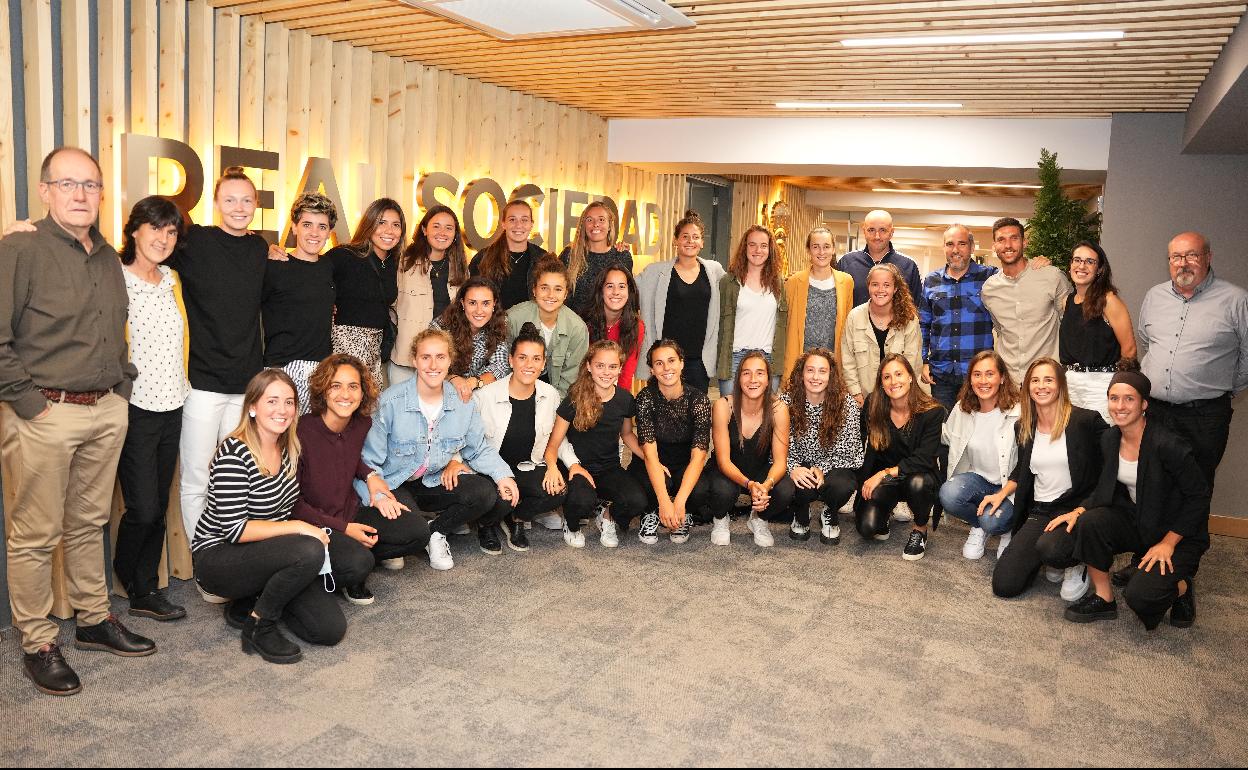 Consejeros, técnicos y jugadoras posan en el Reale Arena en los prolegómenos de la comida final de temporada. 