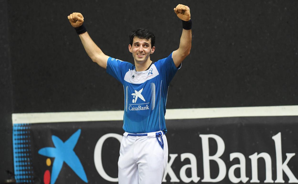 Jokin Altuna, campeón manomanista, cambiar el color de su camiseta para un año. 
