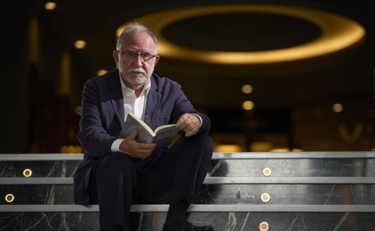 Luis Rodríguez Aizpeolea, con un ejemplar de su libro.