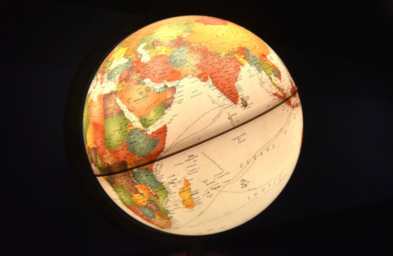 El museo donostiarra acoge una magna exposición sobre la primera vuelta al mundo que reúne audiovisuales y documentos de época, en un homenaje al espíritu aventurero y explorador del ser humano