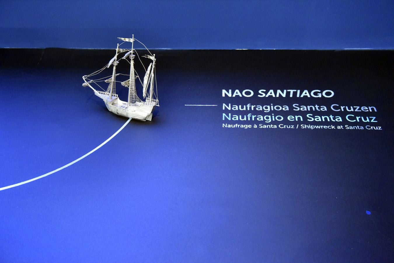 El museo donostiarra acoge una magna exposición sobre la primera vuelta al mundo que reúne audiovisuales y documentos de época, en un homenaje al espíritu aventurero y explorador del ser humano